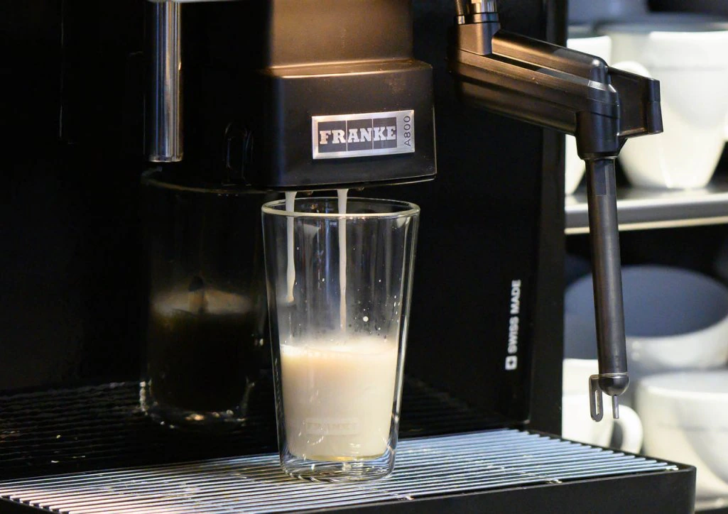 mleczna pianka i kawa z ekspresu Franke